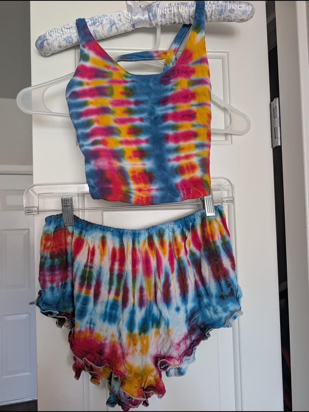 Tie-Dye Two-Piece Crop Top & Ruffle Shorts Set - Multicolor